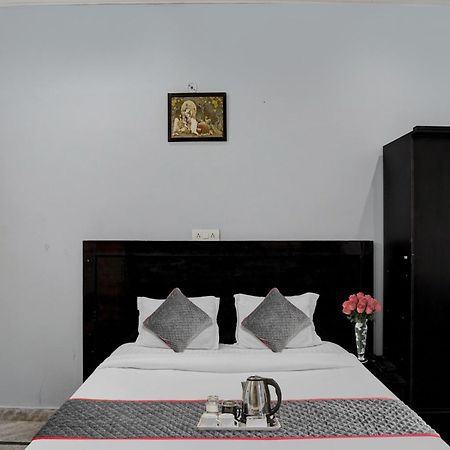 ホテル Collection O Samira Residency Near Botanic Garden Of Indian Republic ノイダ エクステリア 写真