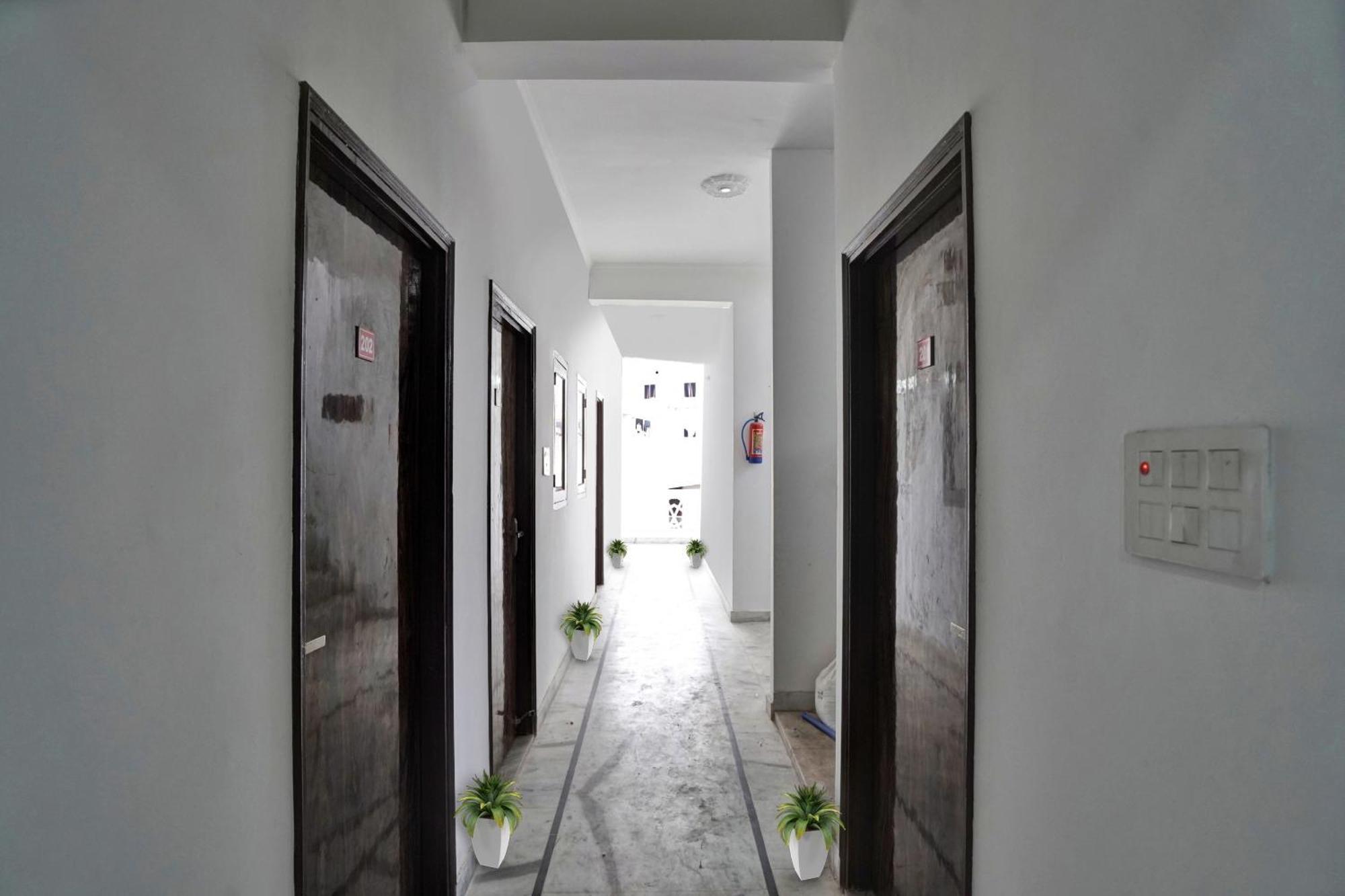 ホテル Collection O Samira Residency Near Botanic Garden Of Indian Republic ノイダ エクステリア 写真