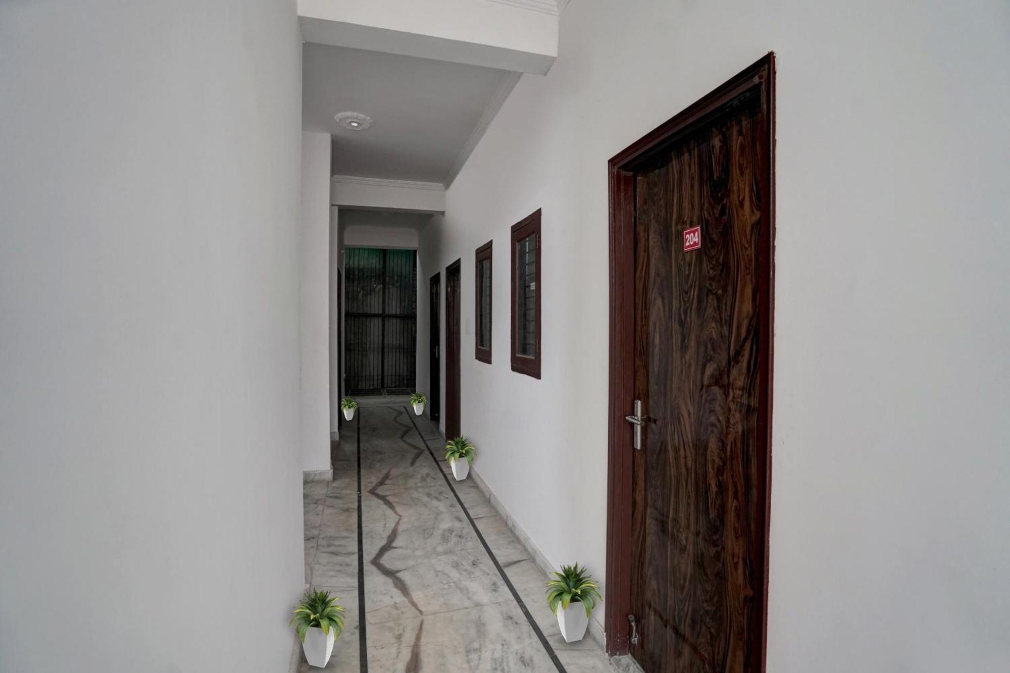 ホテル Collection O Samira Residency Near Botanic Garden Of Indian Republic ノイダ エクステリア 写真