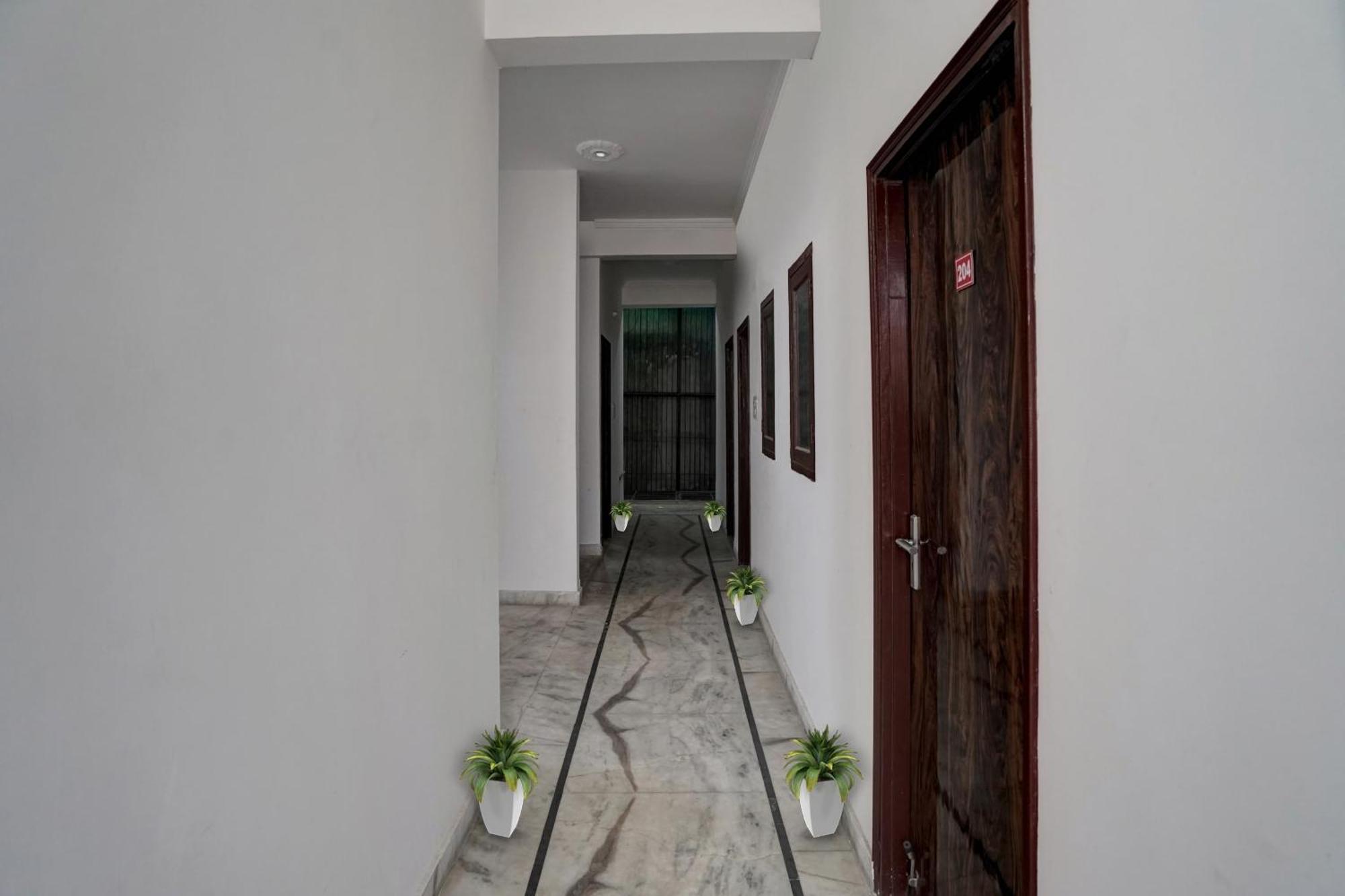ホテル Collection O Samira Residency Near Botanic Garden Of Indian Republic ノイダ エクステリア 写真