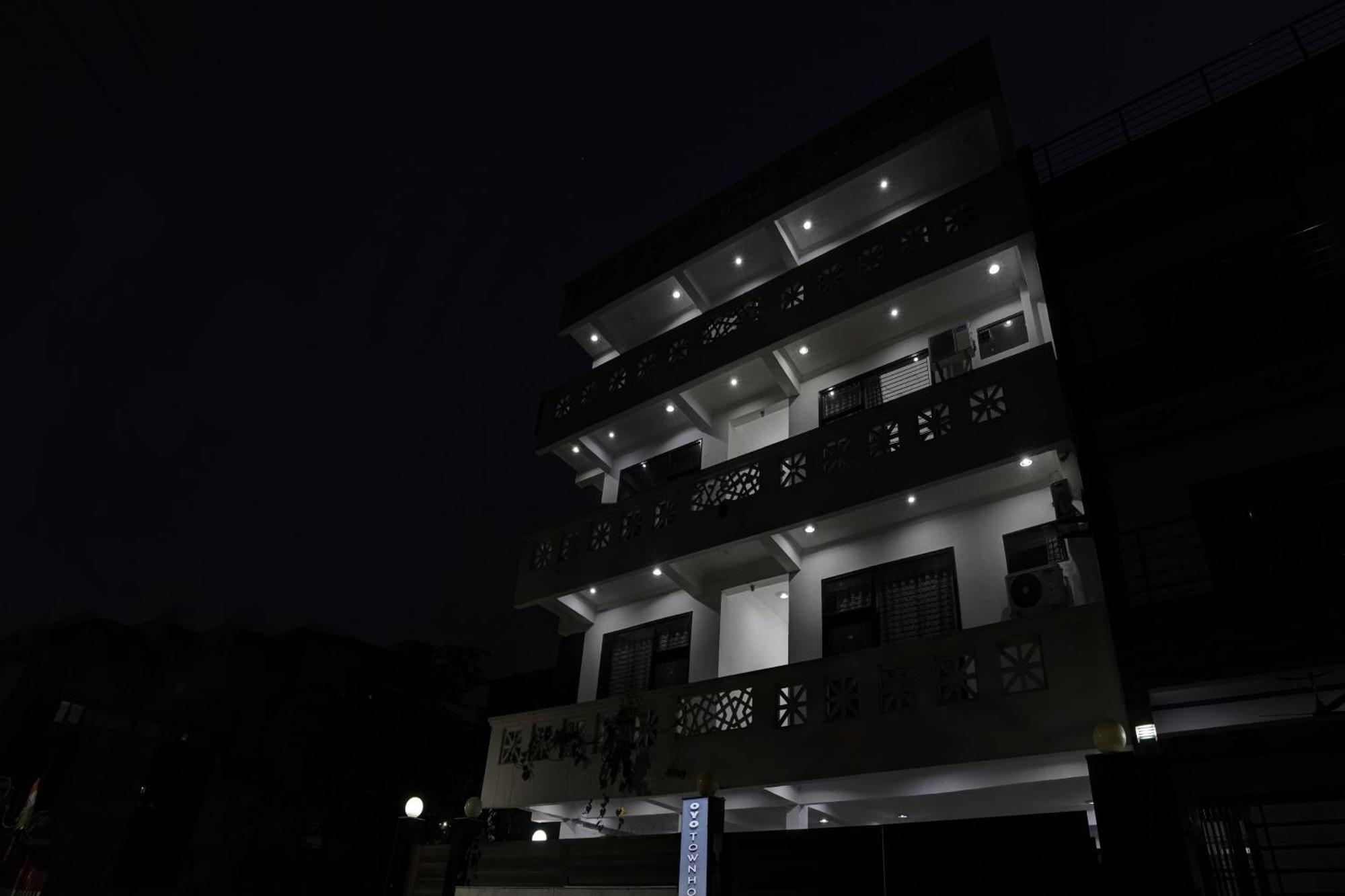 ホテル Collection O Samira Residency Near Botanic Garden Of Indian Republic ノイダ エクステリア 写真